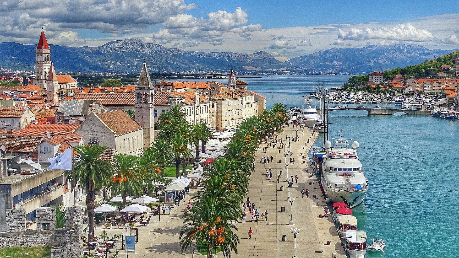 Altstadt von Trogir mit Motoryacht und Blick Richtung Split