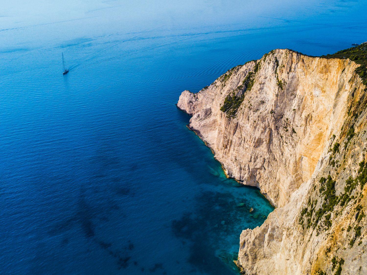 Steinbucht im Segelrevier Saronischer Golf, umgeben von blauem Wasser bei strahlendem Sonnenschein
