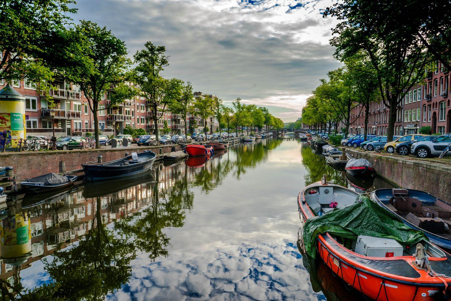 Blick von der Yacht auf Kanal bei Amsterdam