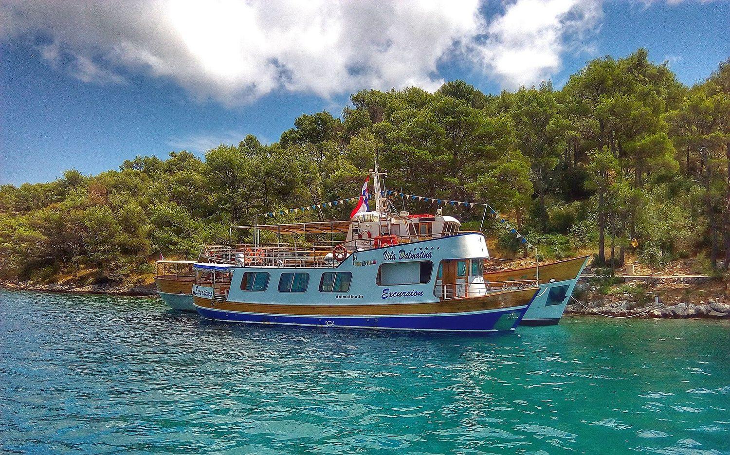 Yacht vor einer Bucht auf Kornati mit türkisem Wasser bei blauem Himmel