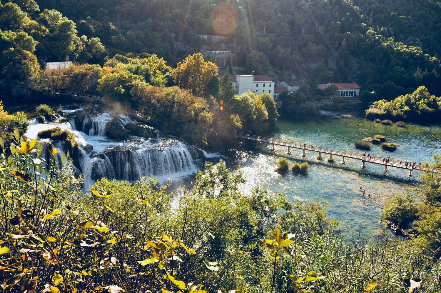 Blick auf die Krka Wasserfälle bei der Stadt Skradin im sonnigen Mittagslicht 