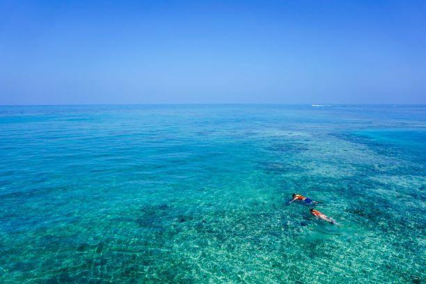 Blick von oben auf das Schnorchelparadies Kuba und sein klares, türkises Wasser
