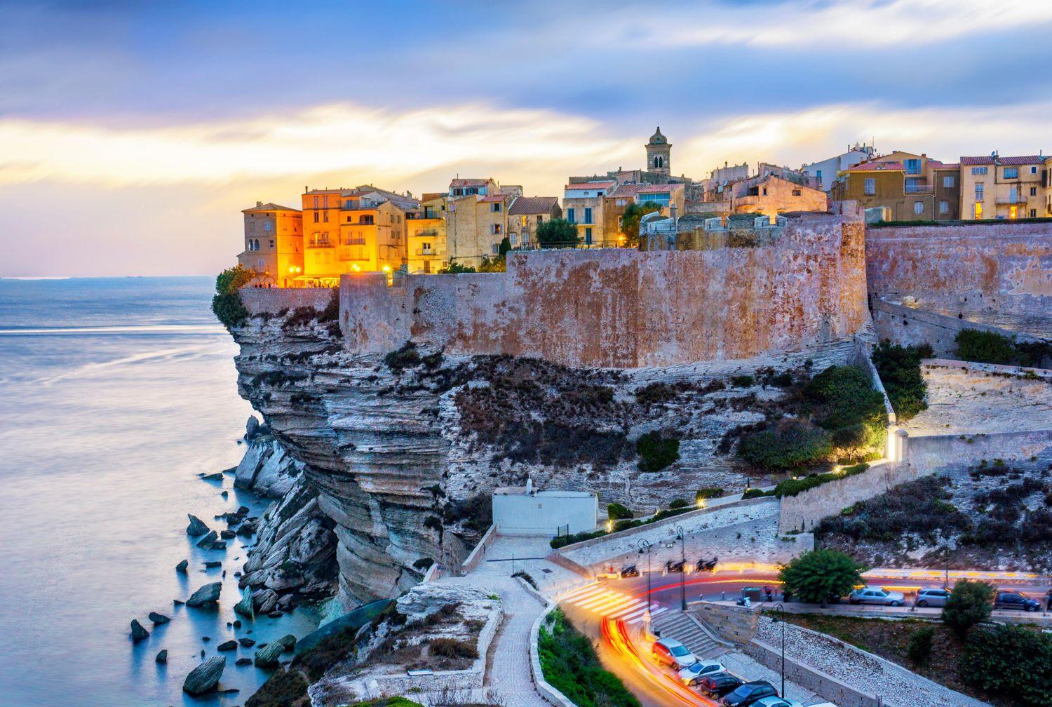 Blick auf die Altstadt Bonifacio an der Küste Korsikas und das Meer bei Abendlicht